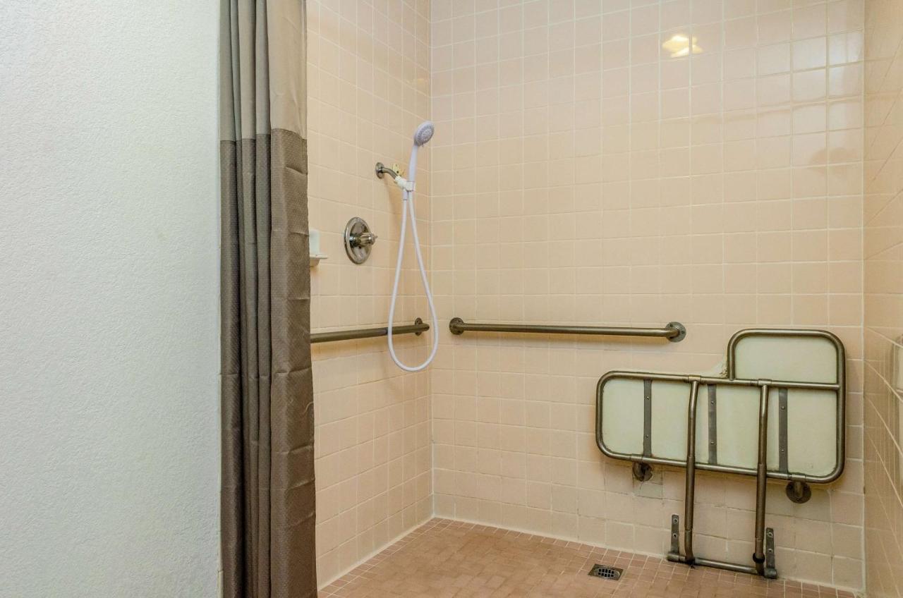 6 Oakdale, Ca Hotel