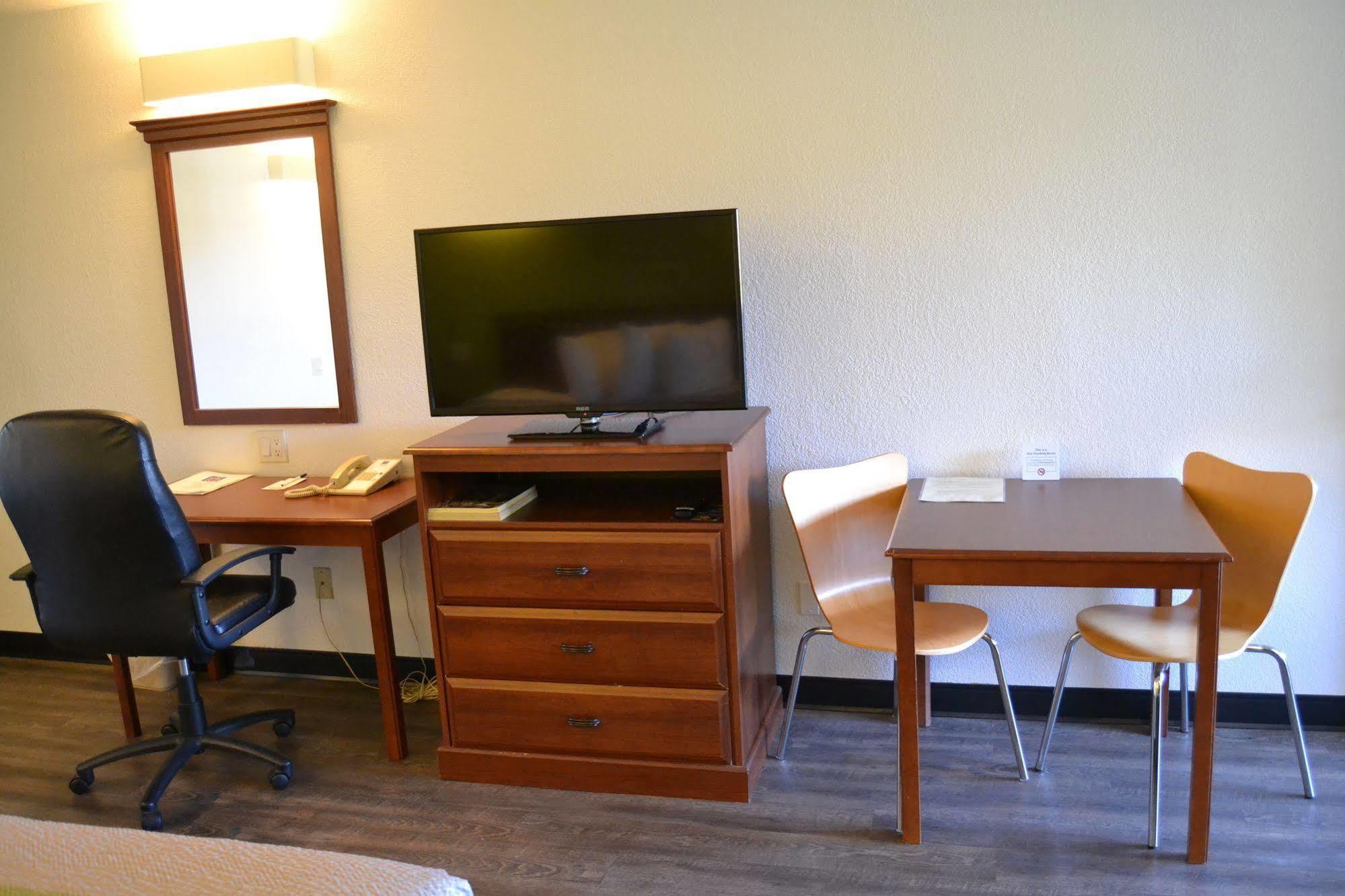 Hotel 6 Oakdale, Ca 2*