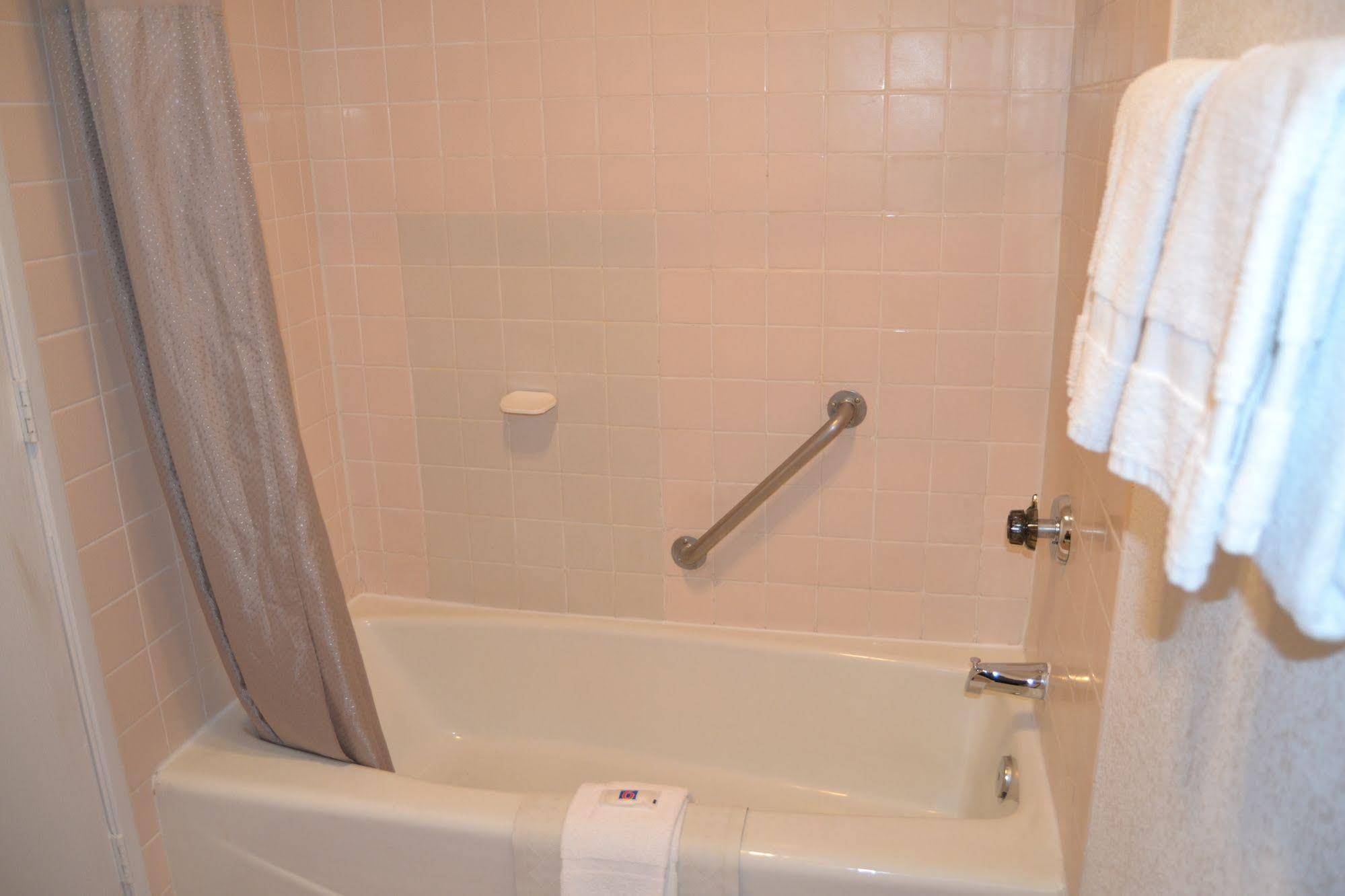 6 Oakdale, Ca Hotel